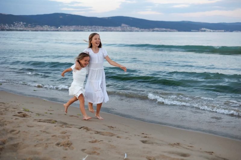 Family photo session in Sunny Beach, frame 1