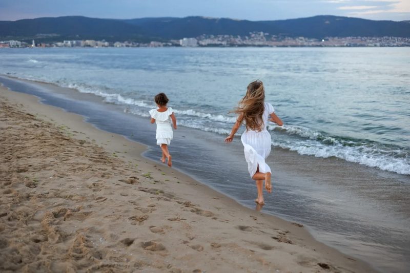 Family photo session in Sunny Beach, frame 2