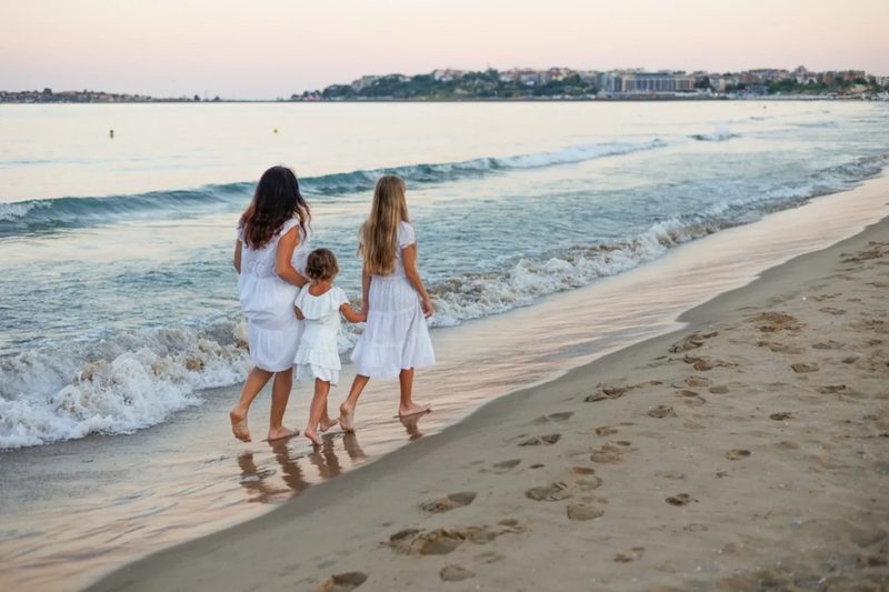 Family photo session in Sunny Beach, frame 4