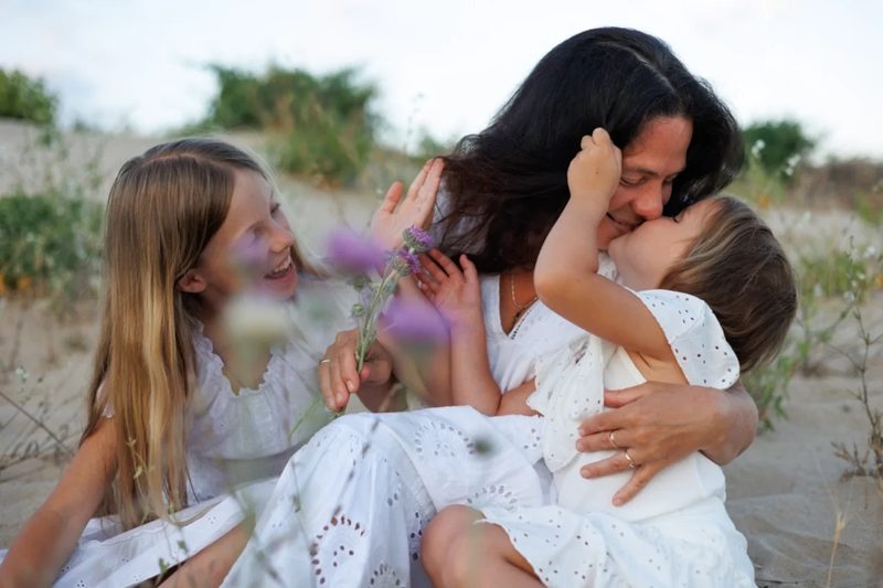 Family photo session in Sunny Beach, frame 9
